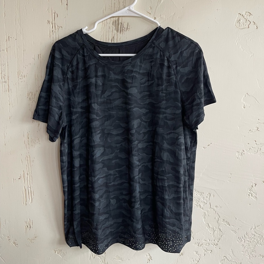Lululemon License to Train Top. Size L.